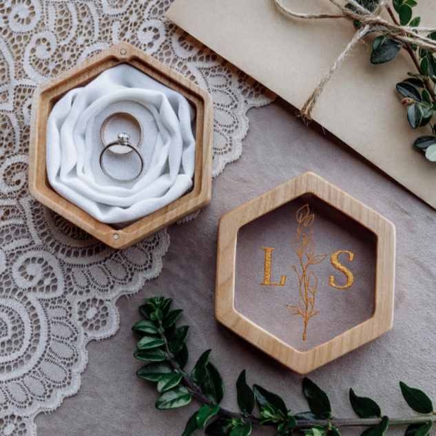 Шкатулка для обручок на магнітах ∙ Hexagon BEIGE